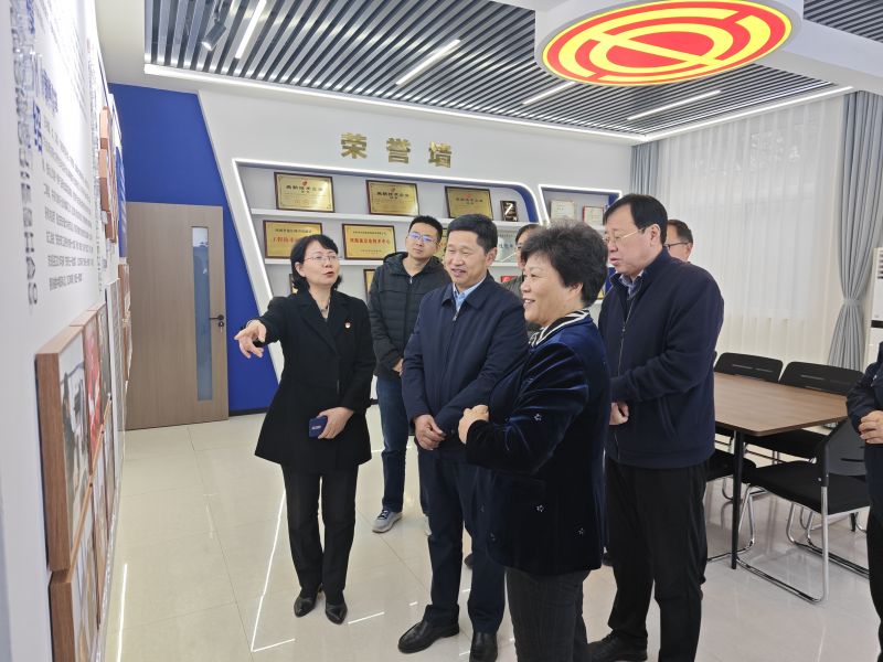 公公干的逼还吃我的奶视频2025年05月09日上午 安阳市人大常委会副主任、市总工会党组书记、主席夏军一行莅临华阳电磁铁参观调研；对公司2023年全国五一劳动奖章获得者汪利娜慰问，并听取劳模工作室相关情况汇报